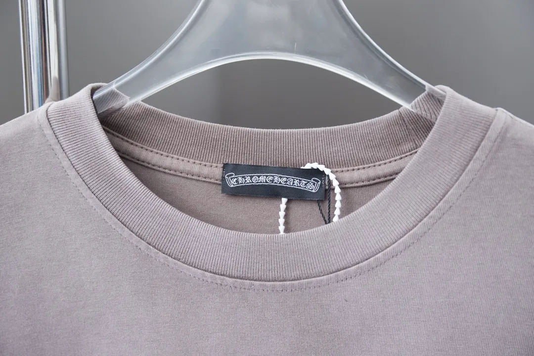 🅿️220 Chrome Hearte 25SS early spring new style Chrome Hearte flocked contrasting letter logo printed short sleeves Light luxury essential item for daily commuting for men and women Correct version Welcome to compare Detailed features · 280g 100% pure cotton double yarn jersey fabric · Custom dyed in the same cylinder, special thickened 32 count double-ply 1X1 thread · Hand-painted printing ➕ flocked letter printing process. Ready-to-wear dyeing Then do the faded fried snowflake process, then wash it to make it look old. Common washing improves the effect · Double-needle stitching across seams · Original main mark, washed tag, branded moisture-proof paper packaging Color: black/blue/khaki/green Size: S/M/L/XL